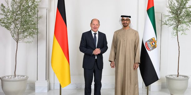 Photo du president des emirats arabes unis, le cheikh mohamed ben zayed al nahyane, avec le chancelier allemand olaf scholz[reuters.com]