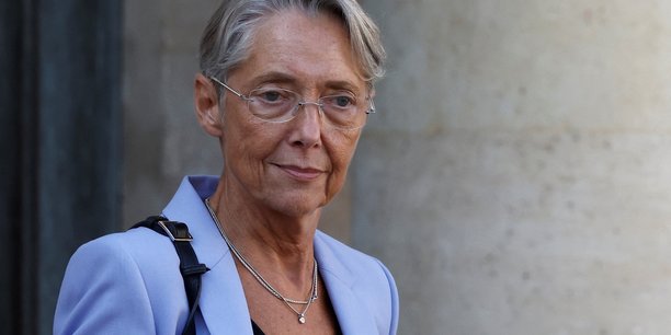 La premiere ministre francaise elisabeth borne quitte le palais de l'elysee, a paris[reuters.com]