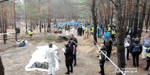 Le personnel medico-legal travaille sur un site d'enterrement collectif pres de la ville d'izium, en ukraine[reuters.com]