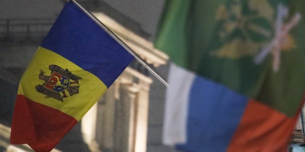 Le drapeau d'etat de la moldavie flotte devant l'ambassade du pays dans le centre de moscou[reuters.com]