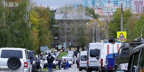 Des policiers et des membres des services d'urgence travaillent pres de la scene d'une fusillade dans une ecole a izhevsk, en russie[reuters.com]