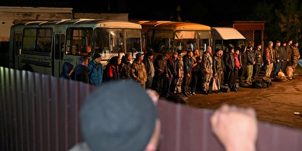 Des reservistes appeles pendant la mobilisation partielle font la queue devant un bureau de recrutement dans la ville siberienne de tara, dans la region d'omsk, en russie[reuters.com]