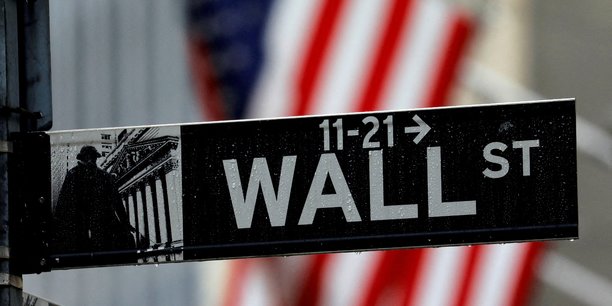 Un panneau indiquant wall street a l'exterieur de la bourse de new york[reuters.com]
