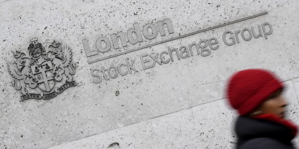 Une femme passe devant le batiment du london stock exchange[reuters.com]