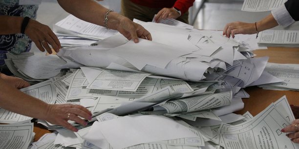 Des membres d'une commission electorale comptent les bulletins de vote apres le referendum sur le rattachement a la russie[reuters.com]