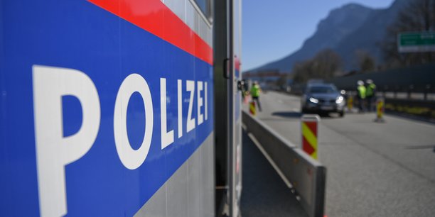 Des policiers autrichiens controlent des voitures a la frontiere entre l'autriche et l'allemagne pres de kufstein, en autriche[reuters.com]