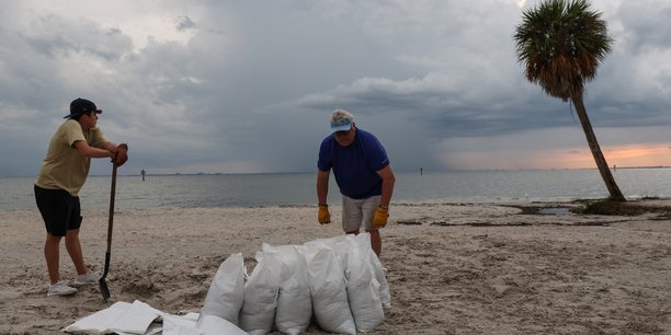 Rich reynolds et son fils john remplissent des sacs de sable alors que l'ouragan ian se dirige vers la floride[reuters.com]