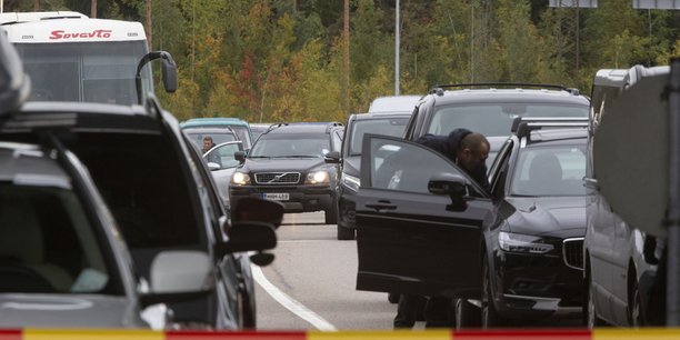 Passage de la russie au poste frontiere de vaalimaa en finlande[reuters.com]