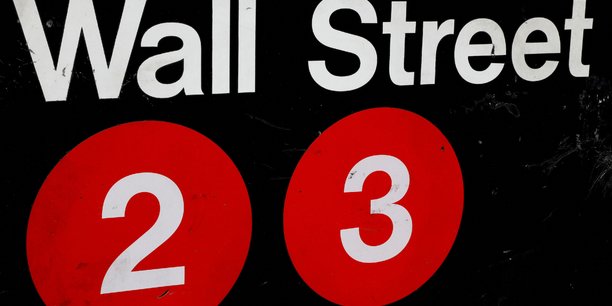 Un panneau indique la station de metro wall street dans le quartier financier de new york[reuters.com]