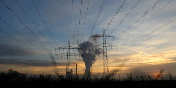 Vue des lignes a haute tension partant de la centrale au charbon uniper a hanau[reuters.com]