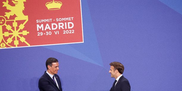 Le president du gouvernement espagnol pedro sanchez salue  emmanuel macron lors d'un sommet de l'otan a madrid[reuters.com]