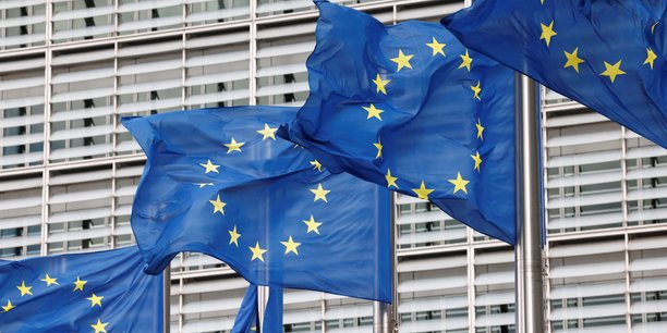 Photo d'archives de drapeaux de l'union europeenne devant le siege de la commission europeenne[reuters.com]