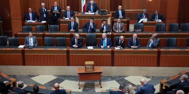 Le president du parlement libanais, nabih berri, dirige la premiere session d'election d'un nouveau president de la republique[reuters.com]