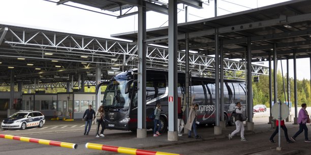 Des passagers sortent d'un bus au poste frontiere de vaalimaa[reuters.com]
