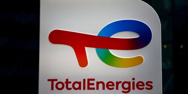 Le logo de totalenergies sur une borne de recharge pour voitures electriques[reuters.com]