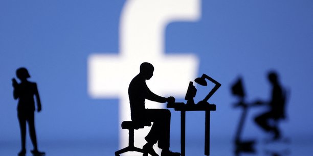 Des figurines avec des ordinateurs et des smartphones devant le logo de facebook[reuters.com]