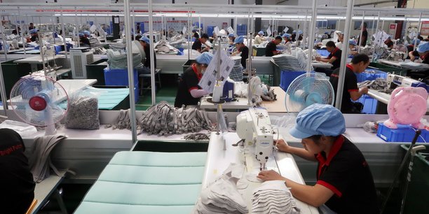 Des employes travaillent sur une chaine de production dans une usine de jiujiang, province du jiangxi, en chine[reuters.com]