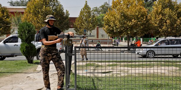 Un combattant taliban monte la garde a kaboul[reuters.com]