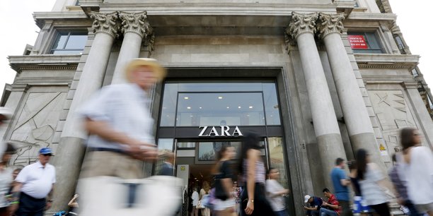 Des gens passent devant un magasin zara, dans la rue passeig de gracia a barcelone[reuters.com]