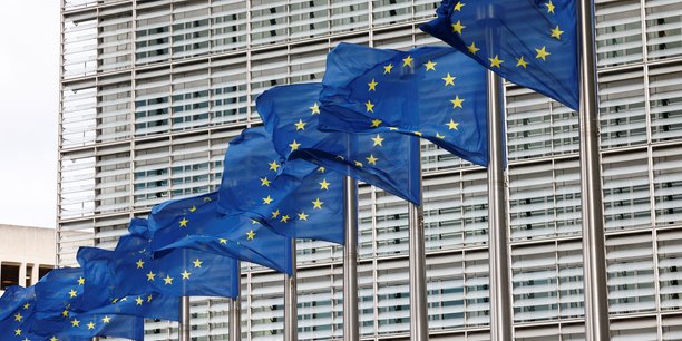 Les drapeaux de l'union europeenne flottent devant le siege de la commission europeenne a bruxelles[reuters.com]
