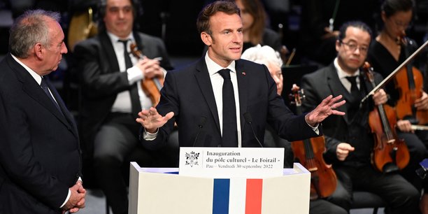 Le president francais emmanuel macron prononce un discours lors d'une visite a pau[reuters.com]