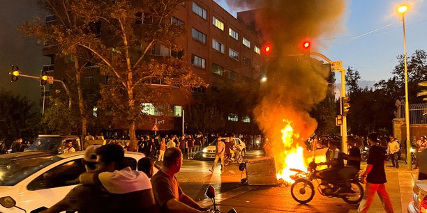 Une moto de la police brule lors d'une manifestation  a teheran contre la mort de mahsa amini[reuters.com]