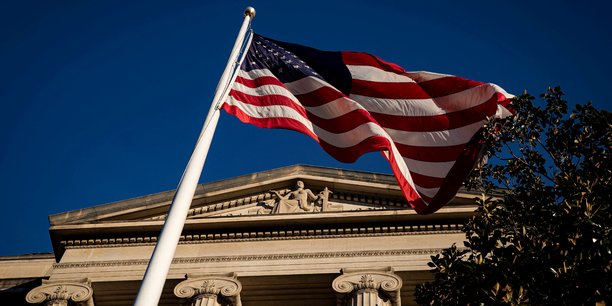Un drapeau americain flotte devant le batiment du departement americain de la justice a washington[reuters.com]