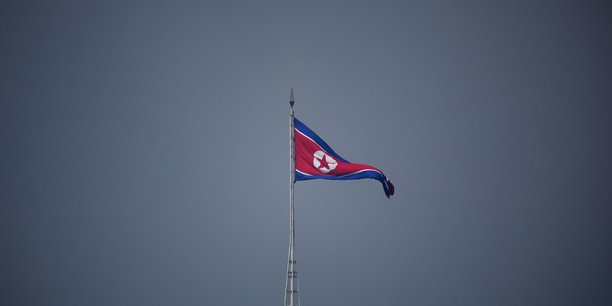 Un drapeau nord-coreen flotte au village de gijungdong en coree du nord[reuters.com]