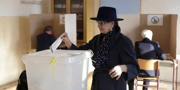 Elections presidentielles et parlementaires dans un centre de vote situe dans une ecole de livno[reuters.com]