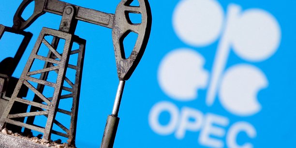 Photo d'illustration d'une pompe a petrole imprime en 3d devant le logo de l'opep[reuters.com]