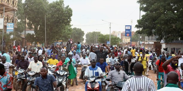 Des partisans du nouveau leader autoproclame du burkina faso, ibrahim traore, manifestent a ouagadougou[reuters.com]
