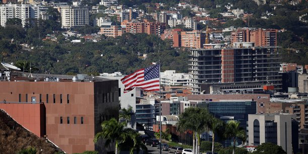 Un drapeau americain flotte a l'ambassade des etats-unis a caracas[reuters.com]