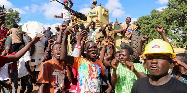 Des partisans du nouveau leader autoproclame du burkina faso, ibrahim traore, manifestent a ouagadougou.[reuters.com]