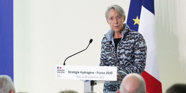 La Première ministre Elisabeth Borne présentant la stratégie du gouvernement en matière d'hydrogène le 28 septembre à l'occasion d'une visite à Venette, près de Compiègne, du centre de recherche et de développement Alpha de l'entreprise Plastic Omnium.