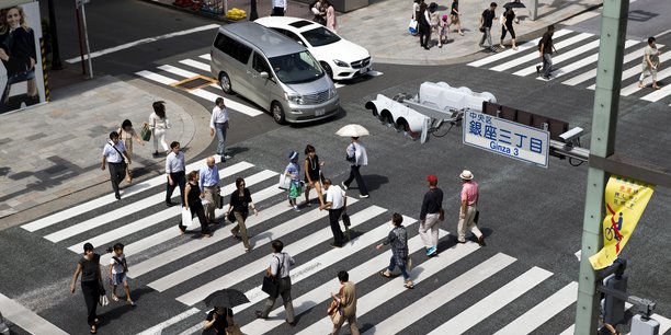 Des personnes traversent une rue dans le quartier de ginza a tokyo, au japon[reuters.com]