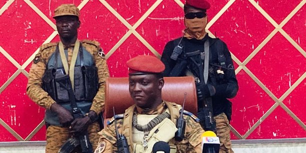 Le nouveau président du MPSR, le capitaine Ibrahim Traoré, âgé de 34 ans, était jusqu'alors chef d'artillerie du dixième régiment de commandement d'appui et de soutien (10e RCAS),