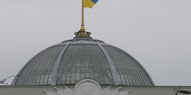 Le drapeau national ukrainien flotte au-dessus du parlement, dans le centre de kiev.[reuters.com]