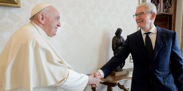 Le pape francois serre la main du chef d'apple, tim cook, lors d'une audience privee au vatican[reuters.com]
