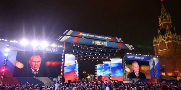 A moscou, des spectateurs ecoutent le president russe vladimir poutine lors d'un concert marquant l'annexion de quatre territoires ukrainiens[reuters.com]