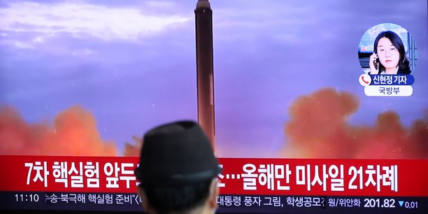 Un homme regarde un bulletin d'information sur le tir par la coree du nord d'un missile balistique au-dessus du japon[reuters.com]