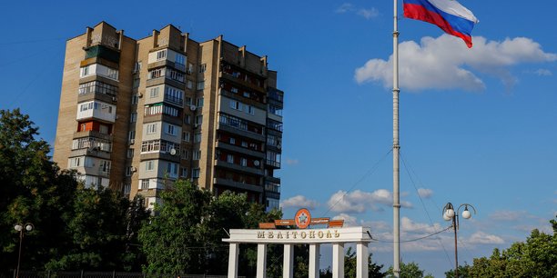 Un drapeau flotte sur une place de la ville de melitopol, controlee par la russie, dans la region de zaporijjia[reuters.com]