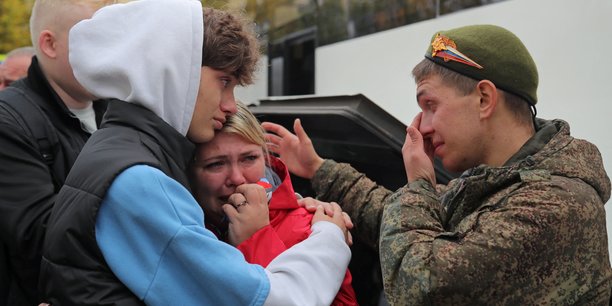 Un reserviste russe fait ses adieux a ses proches dans la ville de gatchina avant son depart pour une base  militaire[reuters.com]