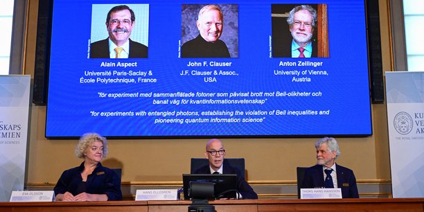 L'academie royale suedoise des sciences annonce les laureats du prix nobel de physique 2022 lors d'une conference de presse a stockholm[reuters.com]
