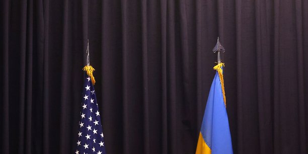 Les drapeaux americain et ukrainien lors de la reunion du groupe consultatif sur la defense de l'ukraine[reuters.com]