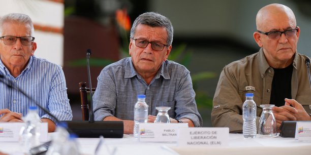 Des membres du gouvernement colombien et une delegation de l'armee de liberation nationale (eln) s'adressent aux medias, a caracas[reuters.com]