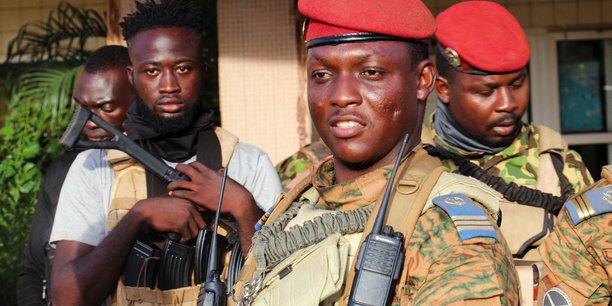 Le nouveau chef militaire du burkina faso, ibrahim traore, est escorte par des soldats a ouagadougou[reuters.com]