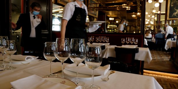 Photo d'une serveuse dans un restaurant a paris[reuters.com]