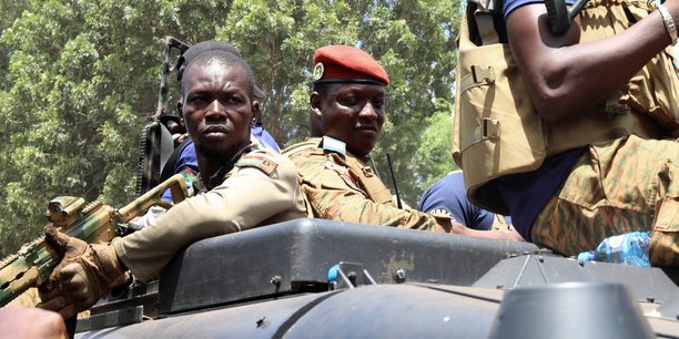 Le nouveau chef militaire du burkina faso, ibrahim traore, est escorte par des militaires a ouagadougou[reuters.com]