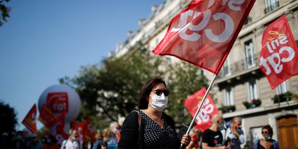 Photo d'archive de manifestants avec des drapeaux du syndicat cgt lors d'une manifestation[reuters.com]