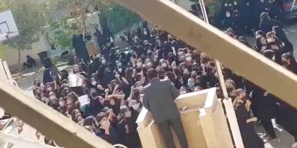 Des manifestantes protestent a shiraz, en iran[reuters.com]